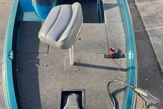 Slide: The Image of 1994 Javelin 389T boat interior with gray seat and carpeted deck. - 7