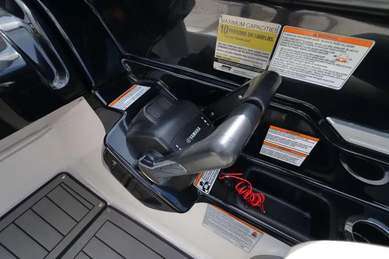 Slide: The Image of 2017 Yamaha Boats 212X throttle control with capacity warnings and safety instructions. - 17
