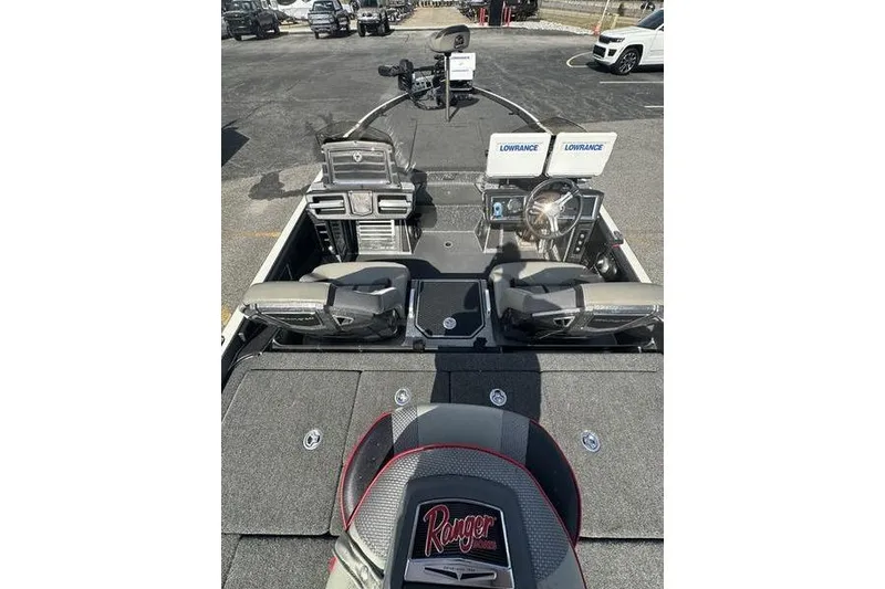 Slide: The Image of 2023 Ranger Z520R boat interior with dual Lowrance displays and advanced controls. - 9