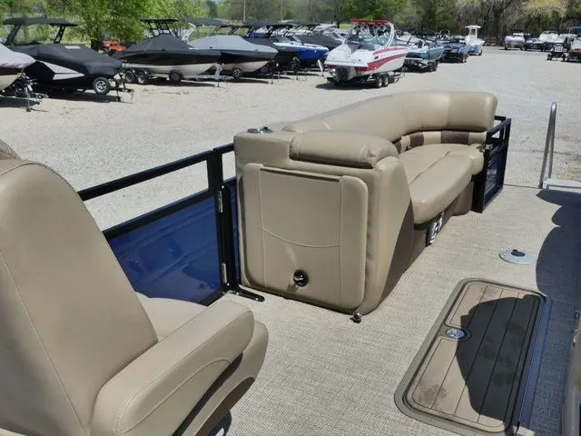 Slide: The Image of Regency 230 LE3 2023 - 18