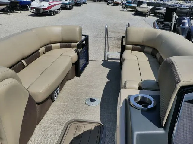 Slide: The Image of Regency 230 LE3 2023 - 19