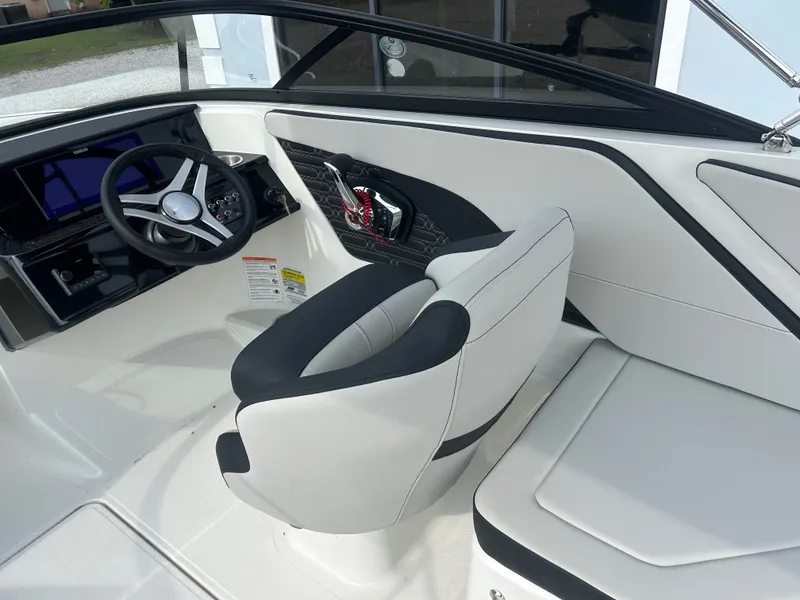 Slide: The Image of Sea Ray SPX 210 Outboard 2026 - 13