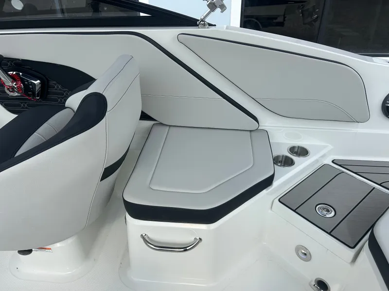 Slide: The Image of Sea Ray SPX 210 Outboard 2026 - 14