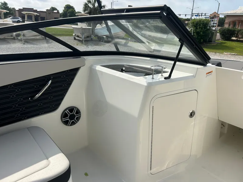 Slide: The Image of Sea Ray SPX 210 Outboard 2026 - 15
