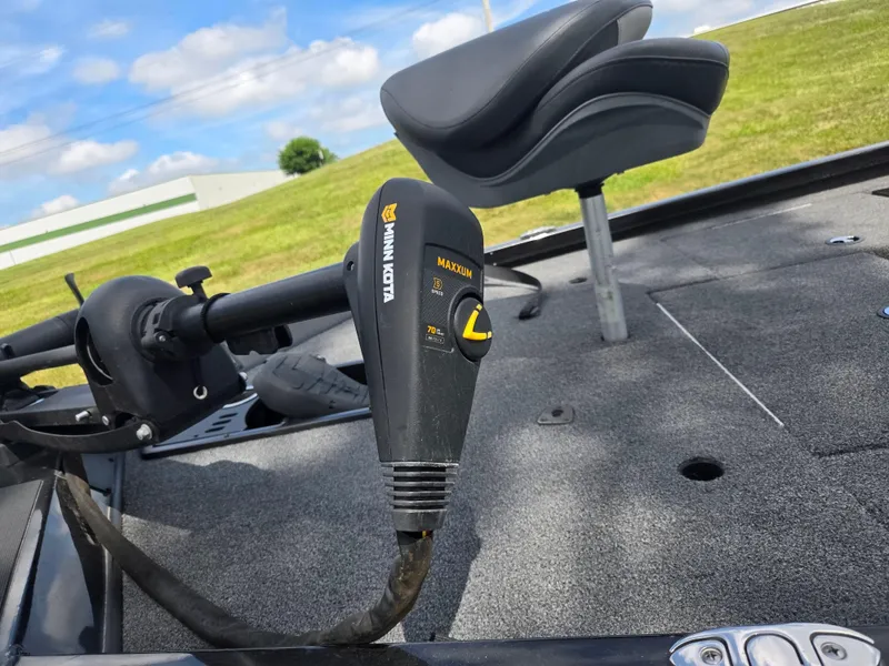 Slide: The Image of 2022 Vexus AVX181 boat deck with Minn Kota Maxxum trolling motor. - 5
