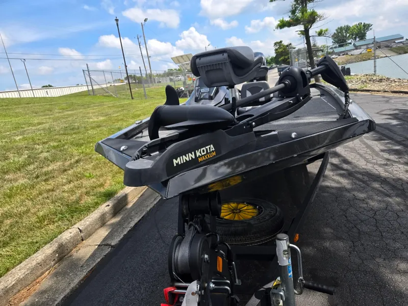 Slide: The Image of 2022 Vexus AVX181 boat with Minn Kota Maxxum motor on a sunny day. - 7