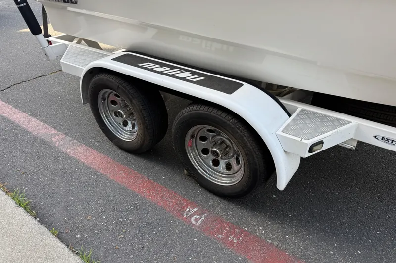 Slide: The Image of 2009 Malibu Response LXi trailer with dual wheels on asphalt road. - 8