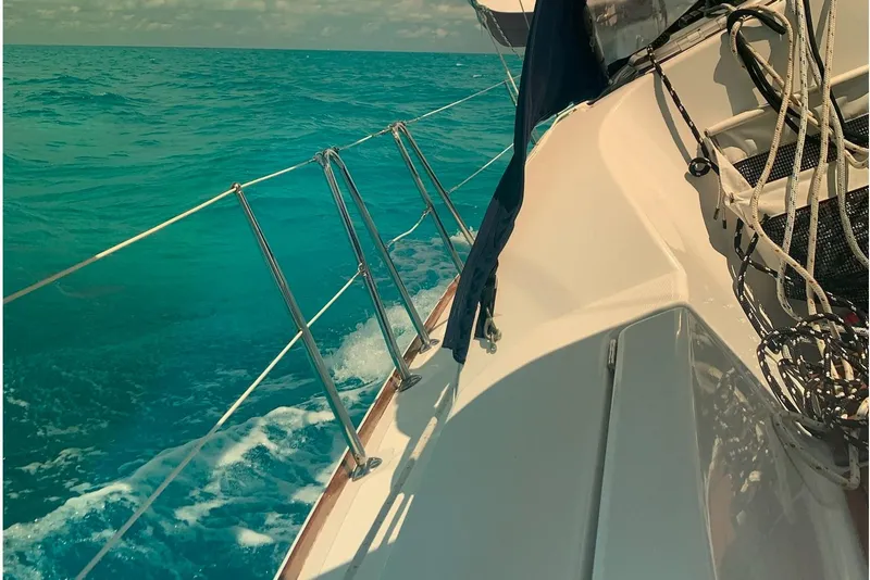 Slide: The Image of Sailing on a 2005 Beneteau Oceanis Clipper 423 in clear turquoise waters. - 15