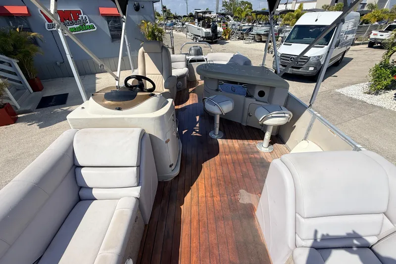 Slide: The Image of 2014 Avalon 2485 Catalina Entertainer pontoon boat with bar and seating area. - 18