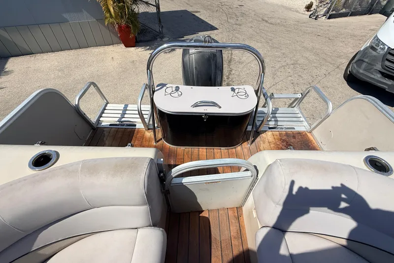 Slide: The Image of 2014 Avalon 2485 Catalina Entertainer pontoon boat with bar setup and seating area. - 23