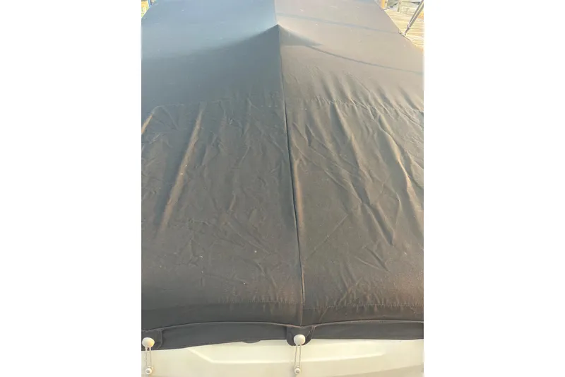 Slide: The Image of Black cover on a 2020 Sea Ray SPX 210 boat. - 22