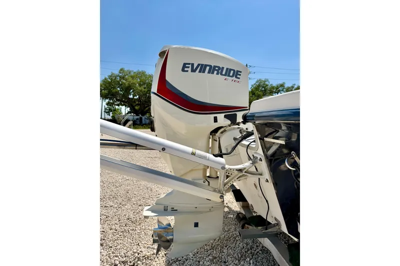 Slide: The Image of Evinrude E-TEC outboard motor on a 2001 Sea Fox 215 Bay Fisher boat. - 31
