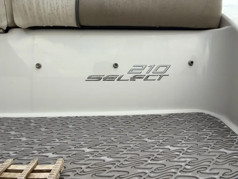 Slide: The Image of Sea Ray 210 Select boat, 2007 model, interior view. - 6