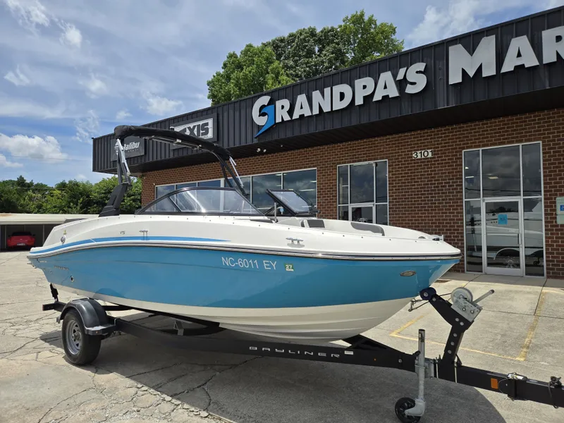 The Image of Bayliner VR5 2022 - 0