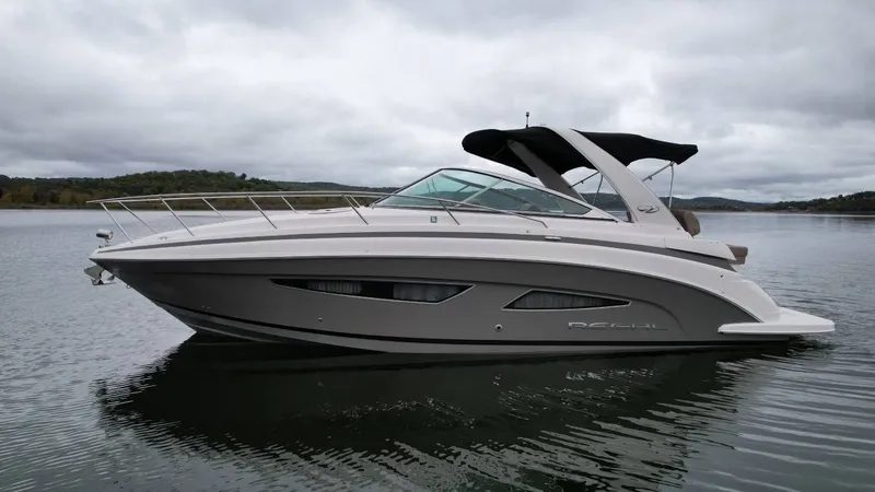 The Image of Regal 32 Express Cruiser 2015 - 1
