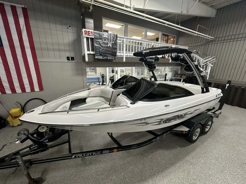 The Image of 2005 Malibu Wakesetter VLX 21 boat in a showroom. - 1