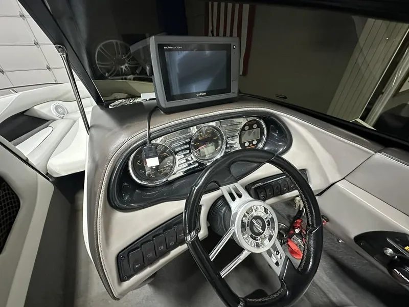 Slide: The Image of Interior of 2005 Malibu Wakesetter VLX 21 with Garmin navigation system. - 10