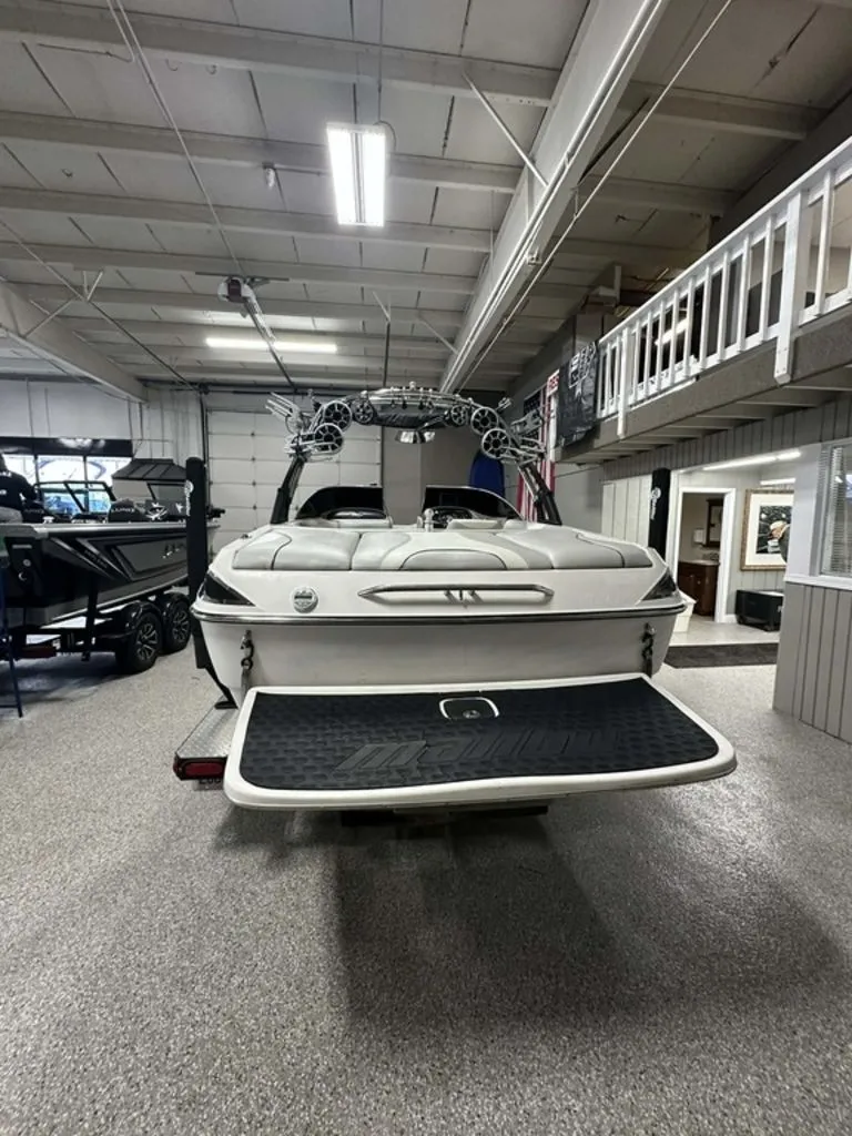 Slide: The Image of 2005 Malibu Wakesetter VLX 21 in a showroom. - 16
