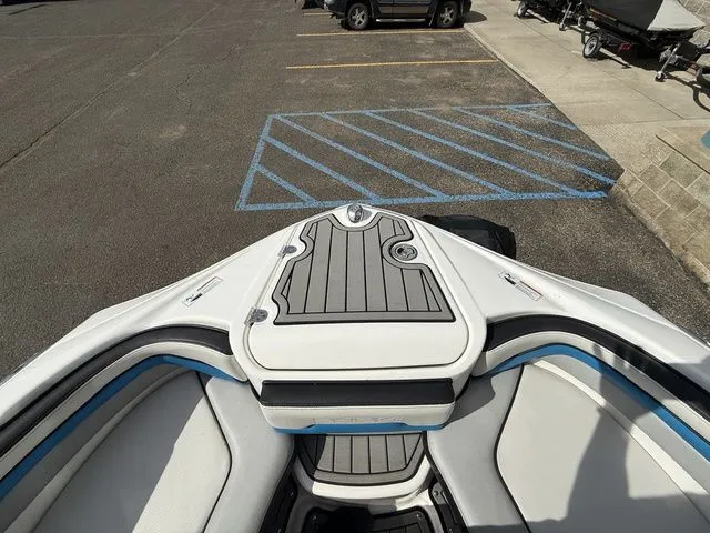 Slide: The Image of Yamaha 242X E-Series 2018 - 16