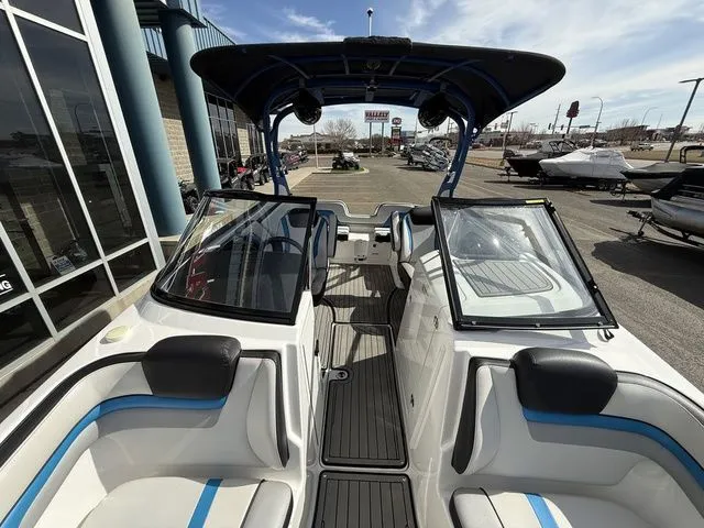 Slide: The Image of Yamaha 242X E-Series 2018 - 17