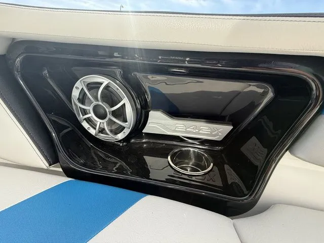 Slide: The Image of Yamaha 242X E-Series 2018 - 18