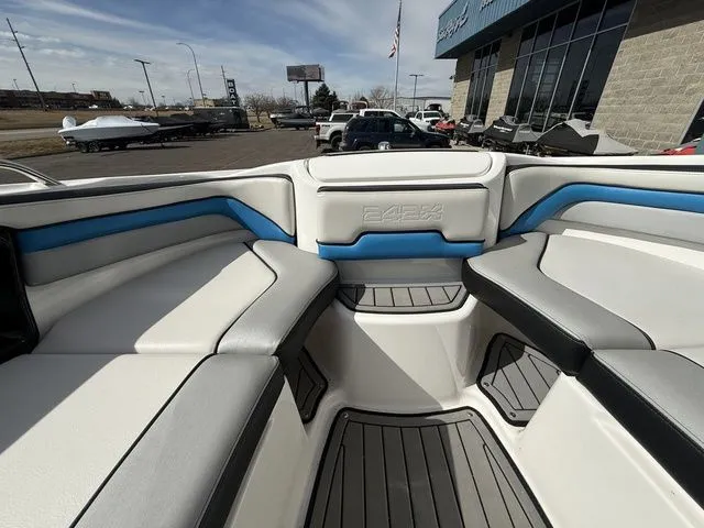 Slide: The Image of Yamaha 242X E-Series 2018 - 19