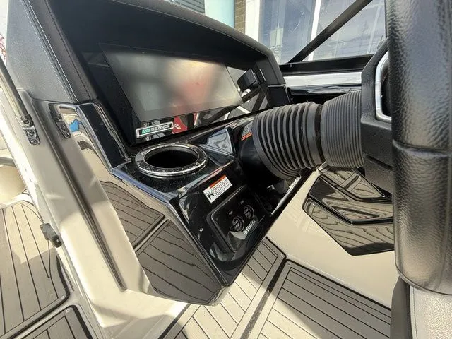 Slide: The Image of Yamaha 242X E-Series 2018 - 30