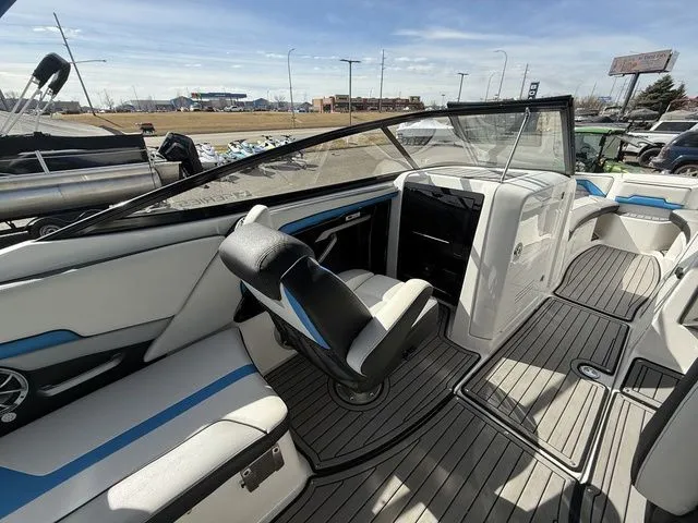 Slide: The Image of Yamaha 242X E-Series 2018 - 37