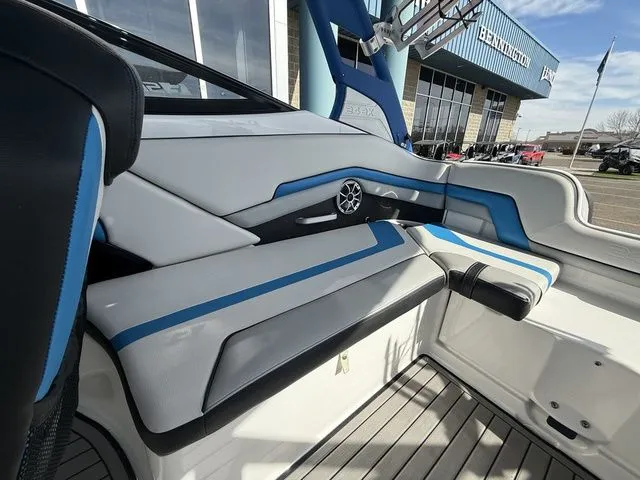 Slide: The Image of Yamaha 242X E-Series 2018 - 39