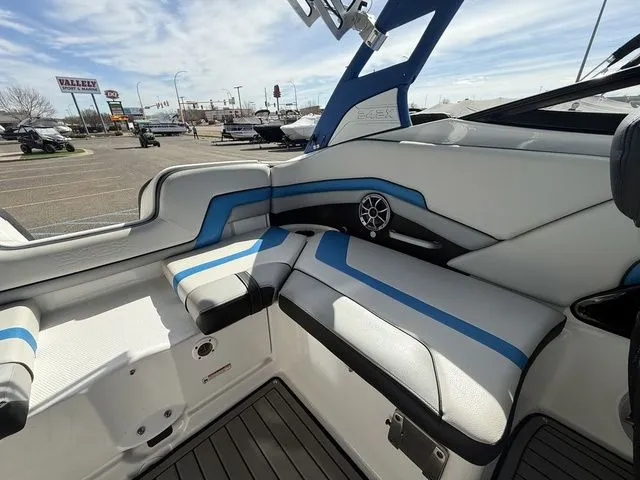 Slide: The Image of Yamaha 242X E-Series 2018 - 41