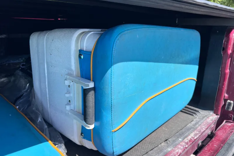 Slide: The Image of Blue and white boat seat cushion in a vehicle, World Cat 246 SF, 1999 model. - 33