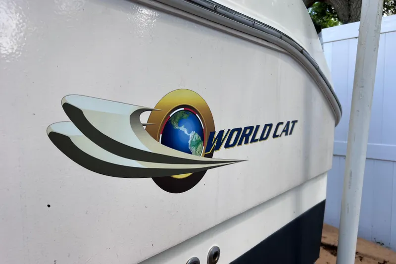 Slide: The Image of 1999 World Cat 246 SF boat logo on white hull. - 6