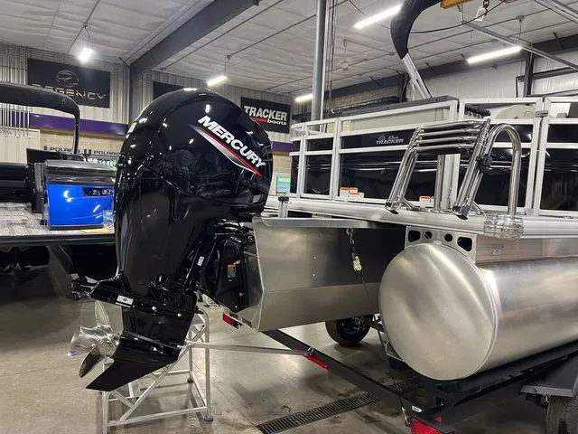 Slide: The Image of Sun Tracker Fishin' Barge 22 XP3 2026 - 10