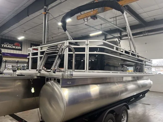 Slide: The Image of Sun Tracker Fishin' Barge 22 XP3 2026 - 12