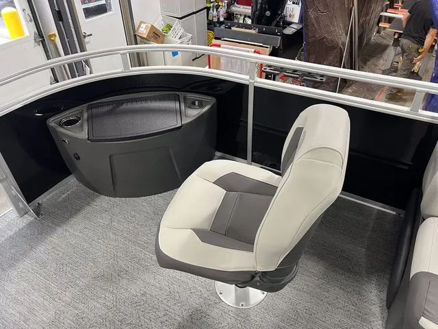 Slide: The Image of Sun Tracker Fishin' Barge 22 XP3 2026 - 16