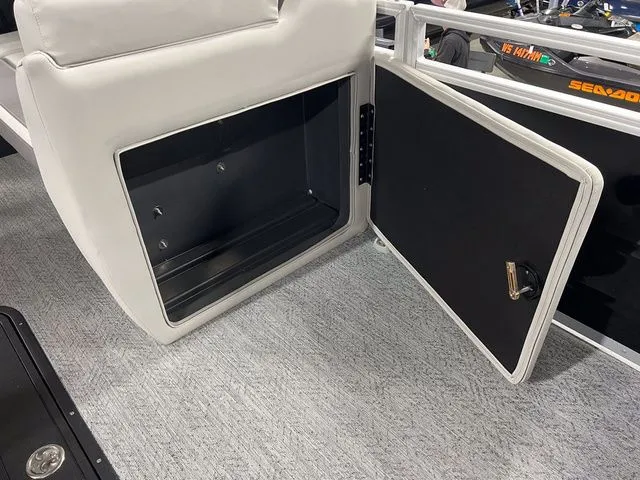 Slide: The Image of Sun Tracker Fishin' Barge 22 XP3 2026 - 24