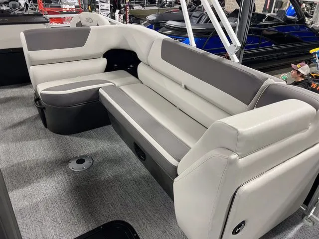 Slide: The Image of Sun Tracker Fishin' Barge 22 XP3 2026 - 25