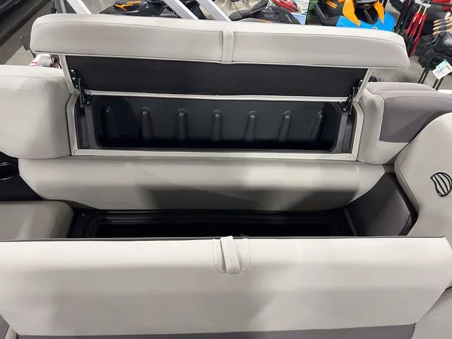 Slide: The Image of Sun Tracker Fishin' Barge 22 XP3 2026 - 26