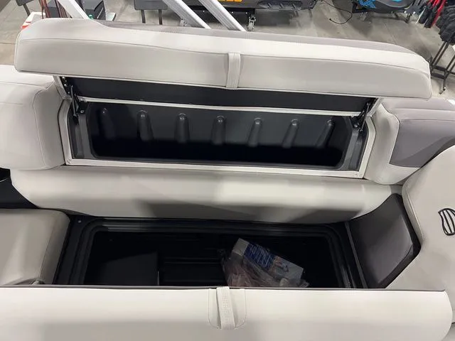 Slide: The Image of Sun Tracker Fishin' Barge 22 XP3 2026 - 27