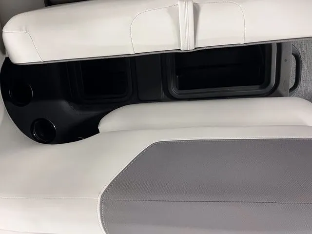 Slide: The Image of Sun Tracker Fishin' Barge 22 XP3 2026 - 28