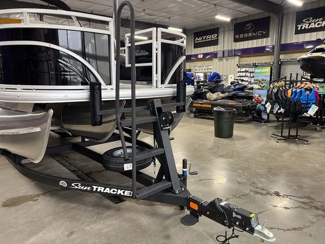 Slide: The Image of Sun Tracker Fishin' Barge 22 XP3 2026 - 3