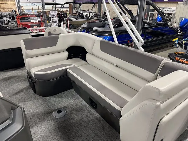 Slide: The Image of Sun Tracker Fishin' Barge 22 XP3 2026 - 30