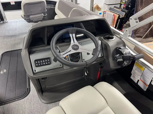 Slide: The Image of Sun Tracker Fishin' Barge 22 XP3 2026 - 32