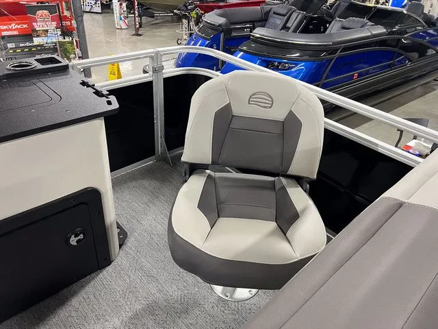 Slide: The Image of Sun Tracker Fishin' Barge 22 XP3 2026 - 35