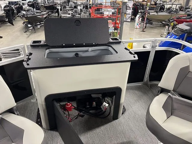 Slide: The Image of Sun Tracker Fishin' Barge 22 XP3 2026 - 38