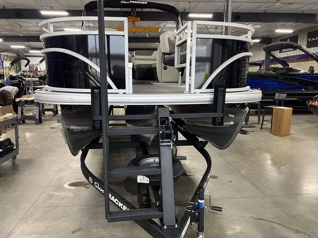 Slide: The Image of Sun Tracker Fishin' Barge 22 XP3 2026 - 4