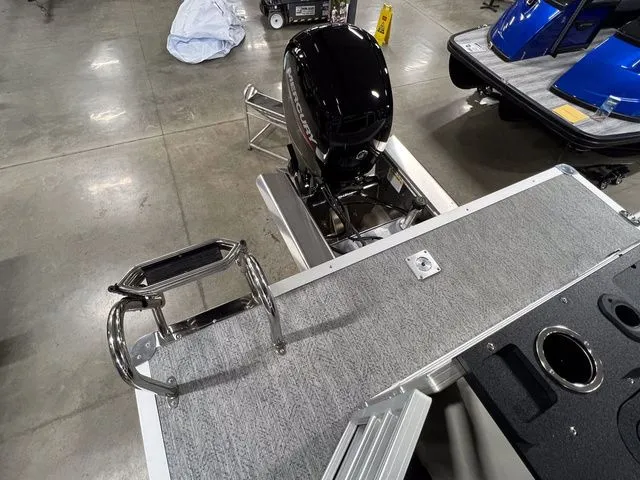 Slide: The Image of Sun Tracker Fishin' Barge 22 XP3 2026 - 41