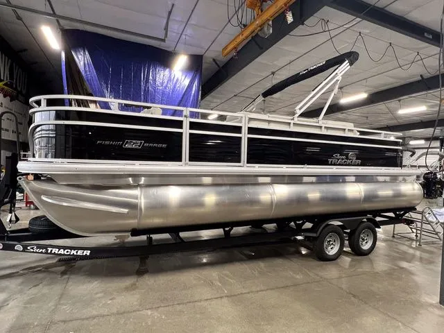Slide: The Image of Sun Tracker Fishin' Barge 22 XP3 2026 - 6