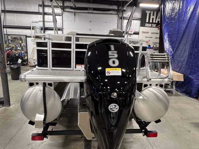 Slide: The Image of Sun Tracker Fishin' Barge 22 XP3 2026 - 9