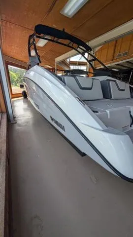 Slide: The Image of Yamaha AR250 2026 boat parked in a garage. - 16
